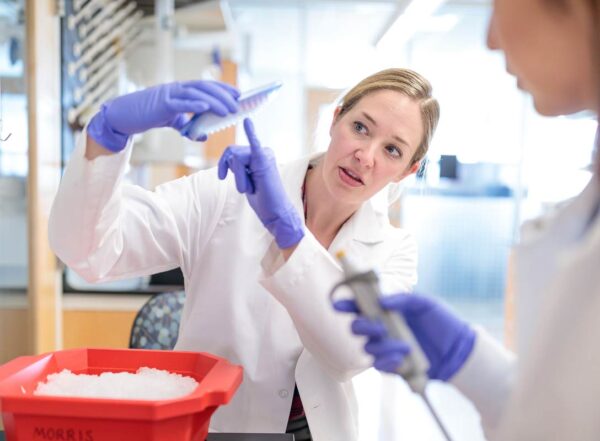 Samantha Morris, PhD, trains MSTP student Chuner Guo to prepare single-cell libraries.